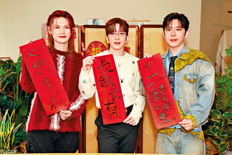 （左起）Jeremy、Anson Lo和Edan親自寫揮春，十分有誠意！