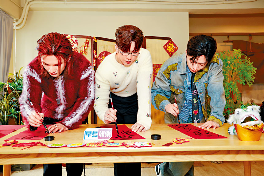 三子寫揮春的架勢有板有眼！