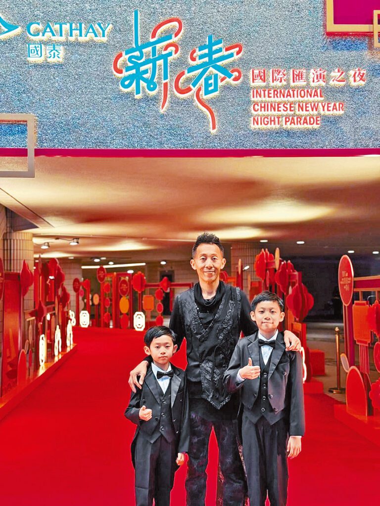 著名魔術師李行齊對兩位仔仔的表現十分滿意！