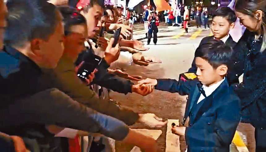 小齊的兩位兒子大晒金幣魔術獲盛讚！