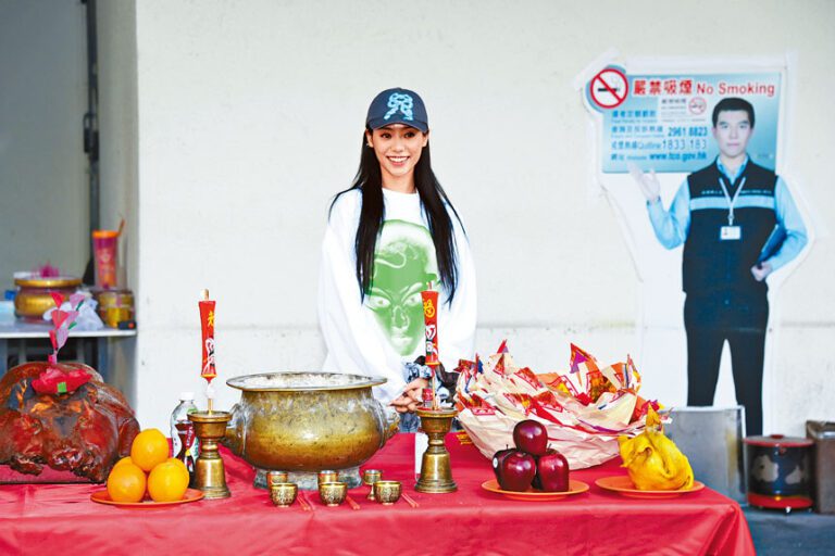 Jace為紅館騷進行拜神儀式。