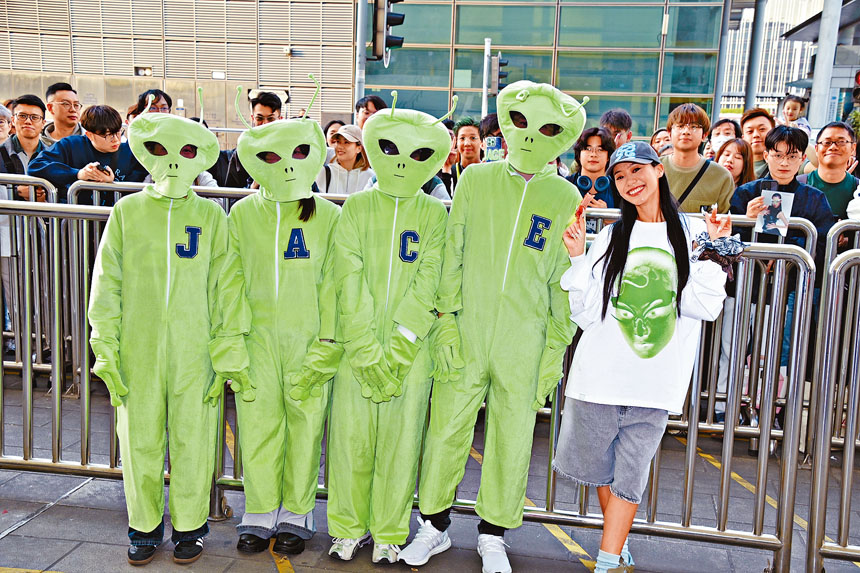 Jace獲4位穿?成綠色外星人的粉絲力撐。