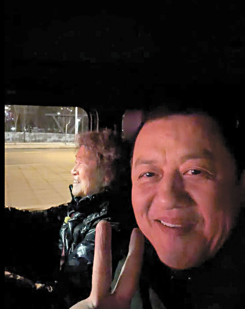 李亞鵬飲酒後被母親接回家。網上圖片