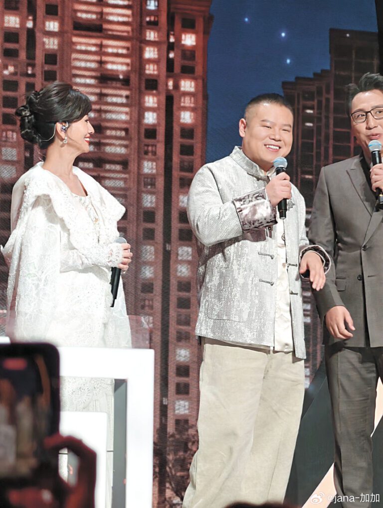 岳雲鵬（右）與偶像趙雅芝（左）同台表演。網上圖片