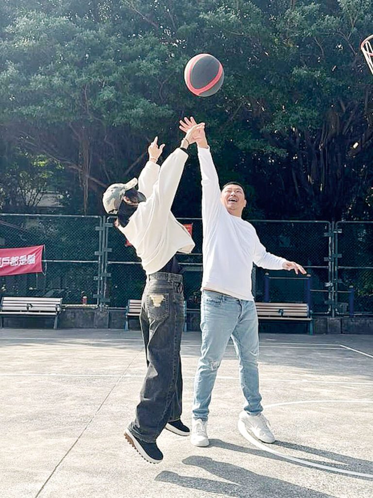 徐若瑄打籃球把自己包得嚴嚴實實，估計是怕引起圍觀影響她打球。網上圖片