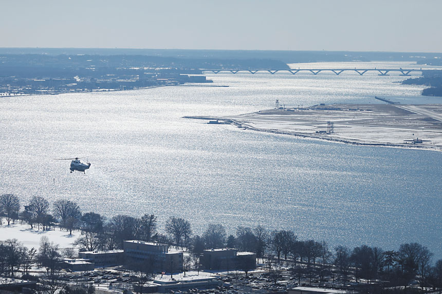 圖為特朗普夫婦乘坐的海軍陸戰隊一號直升機2月13日飛過波托馬克河。美聯社