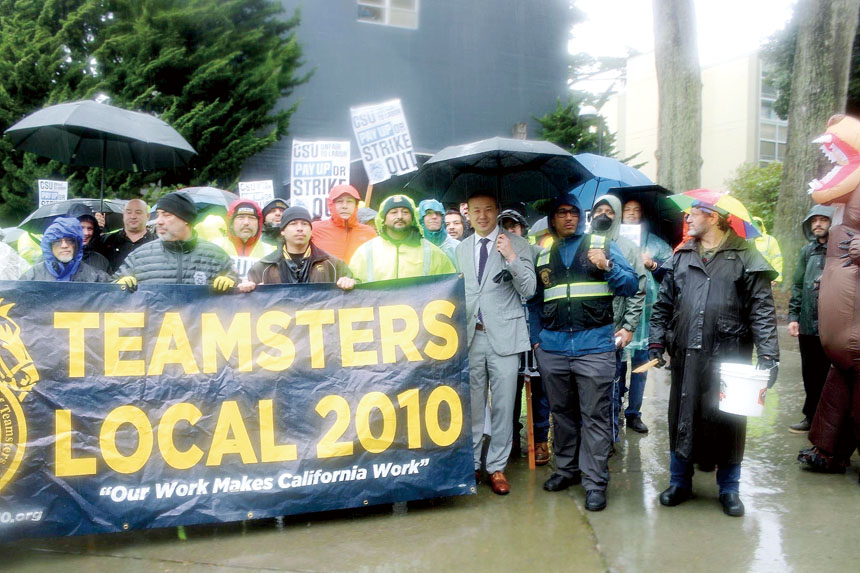 王兆倫17日支援三藩市州大的技工工會罷工。王兆倫辦公室提供