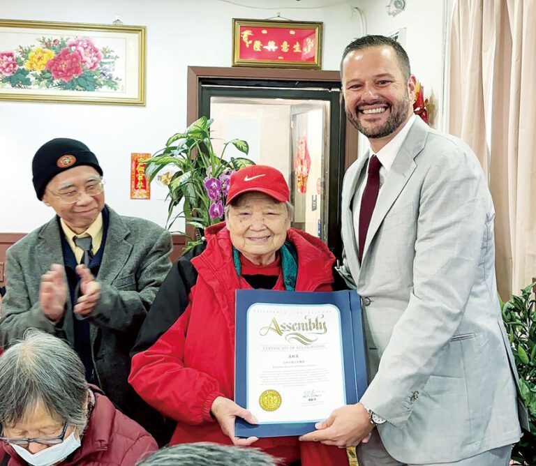楊馳馬向會長黃桃菊頒發感謝狀。楊馳馬辦公室提供