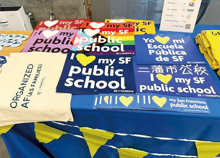 家長團體準備「I Love My SF Public School」標語與宣傳品,呼籲社區在罷工落幕後重建信任支持公校。受訪者提供