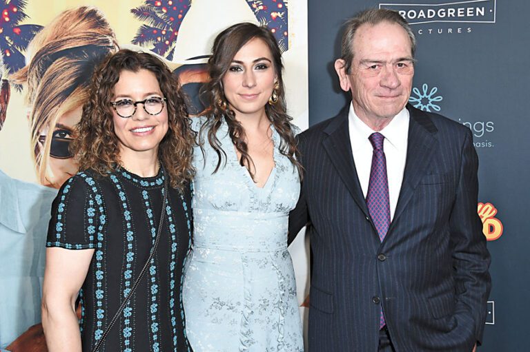 湯美李鍾斯（右）與女兒維多莉亞（中）此前出席活動。美聯社資料圖