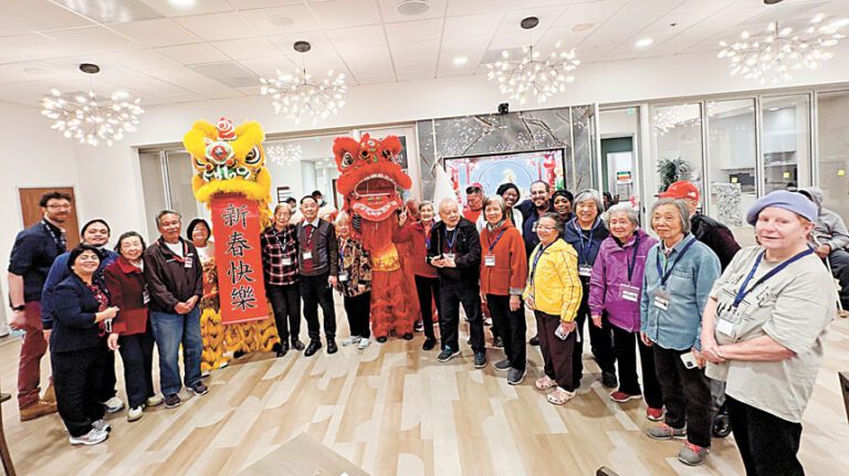 台山同鄉會館舞獅隊於屋崙仁愛中心PACE Temescal據點演出，與長者合影留念。主辦方提供