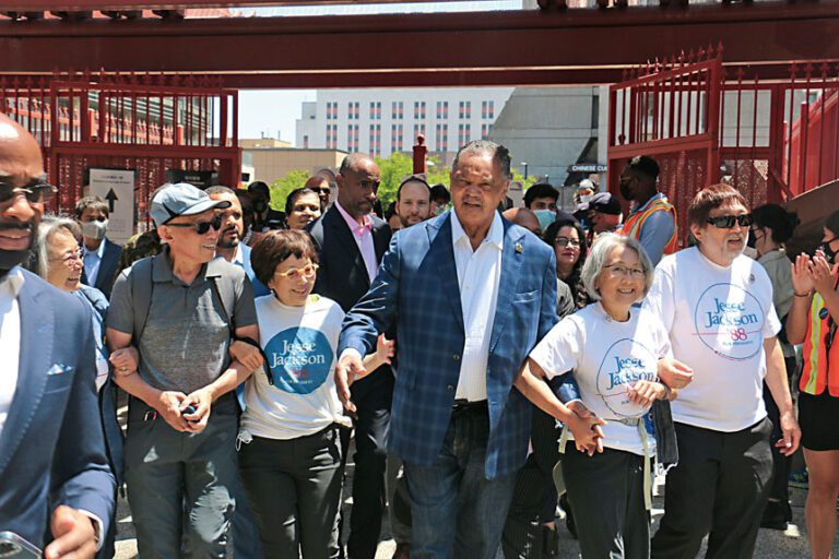 2021年79歲的傑克遜（前中）與謝國器（前左一）、鄧式美（前左二）等攜手並肩走進花園角廣場。本報資料圖片，記者彭詩喬攝