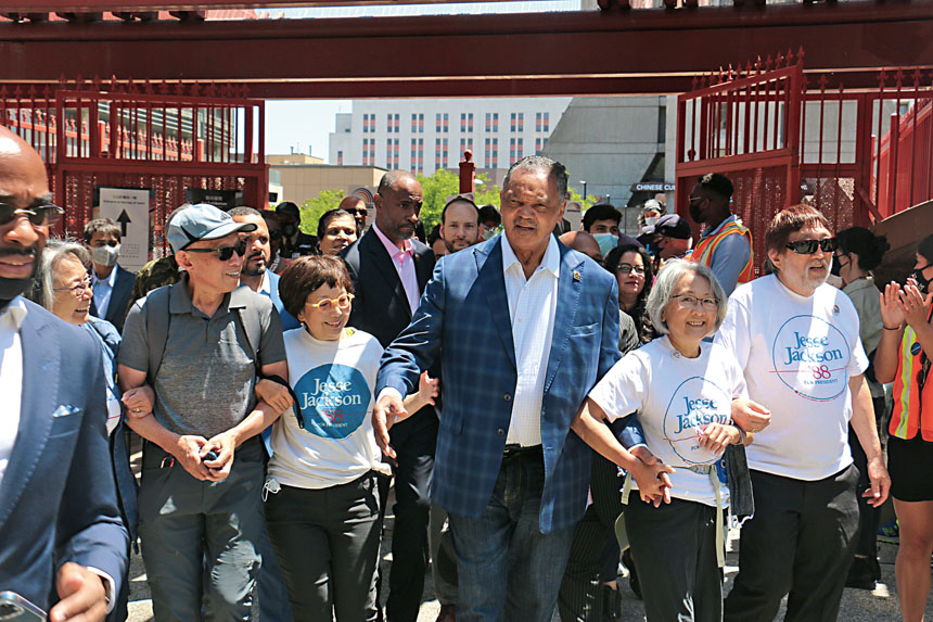 2021年79歲的傑克遜（前中）與謝國器（前左一）、鄧式美（前左二）等攜手並肩走進花園角廣場。本報資料圖片，記者彭詩喬攝