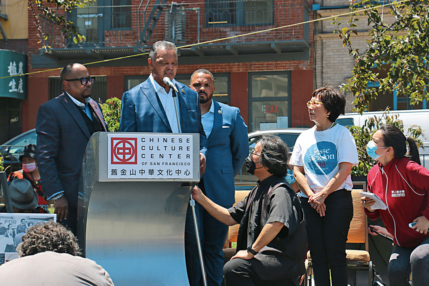 傑克遜2021年在花園角發表演講，坐者為方小龍牧師。本報資料圖片，記者彭詩喬攝