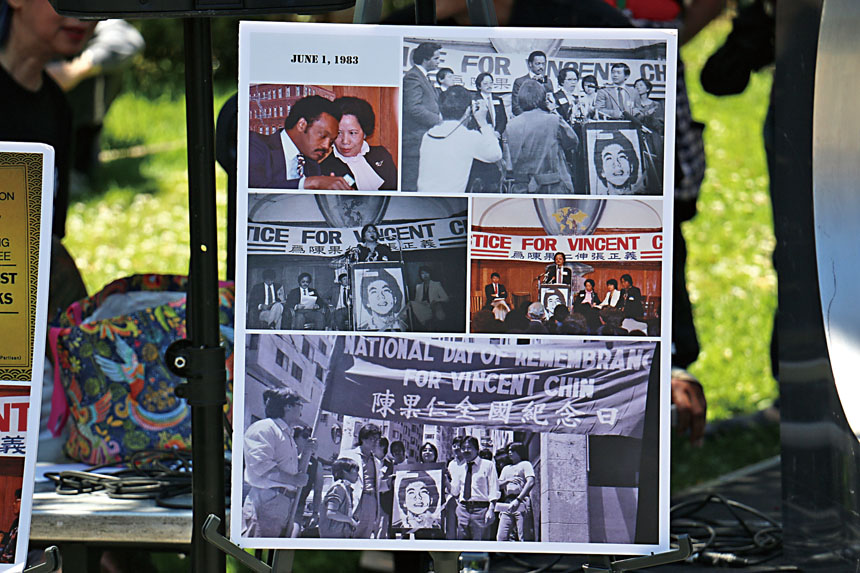 傑克遜在陳果仁事件後來到華埠金美倫堂與陳果仁母親陳余瓊芳等亞裔領袖會面的資料展板。本報資料圖片