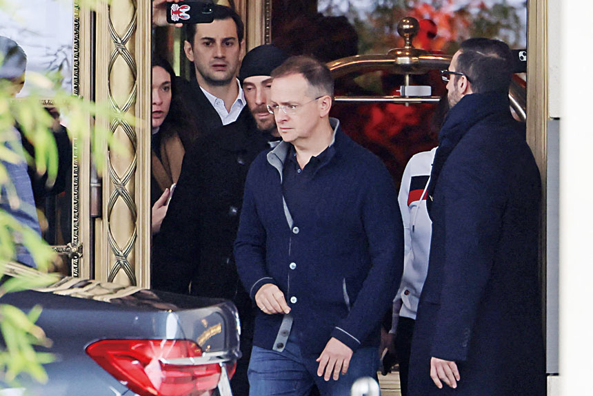 俄羅斯代表團團長梅金斯基18日離開舉行會議的酒店。路透社