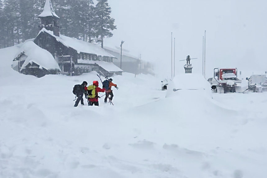 內華達縣縣警局救援小組17日前往雪崩意外地點。內華達縣縣警局/美聯社