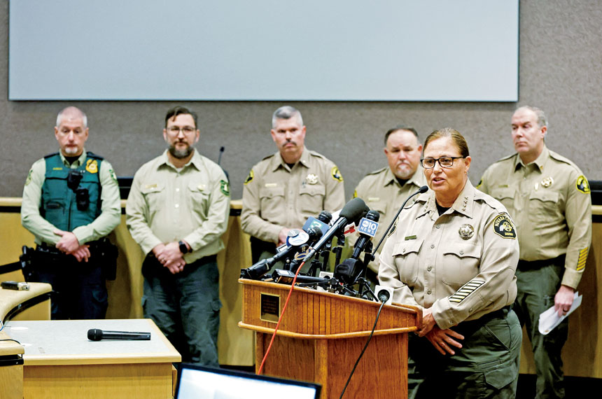 內華達縣警長在新聞發布會上回答記者提問。路透社