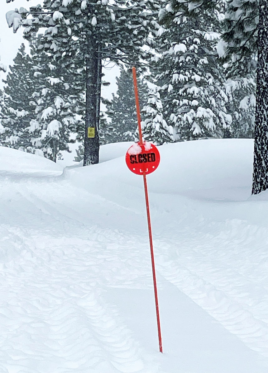 搜救車留下的履帶痕跡。路透社