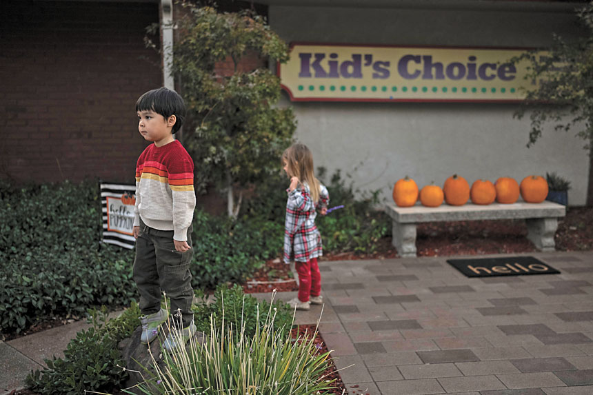 加州今年起全面擴展TK，衝擊一些私營家庭幼兒託育中心，圖為兩名孩童在灣區一家家庭託兒中心。美聯社資料圖片