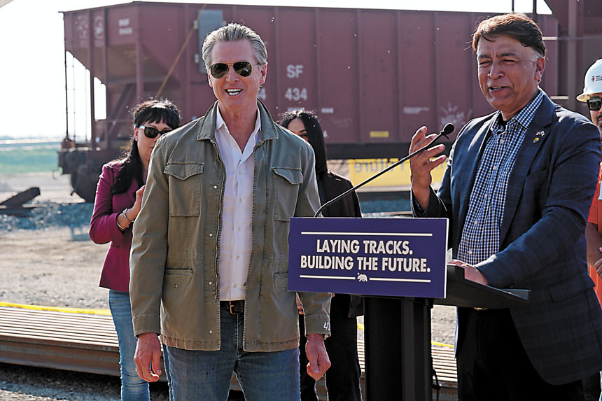 喬德里（右）本月3日與州長紐森一同出席有關高鐵中谷路段即將鋪設鐵軌的記者會。美聯社資料圖片