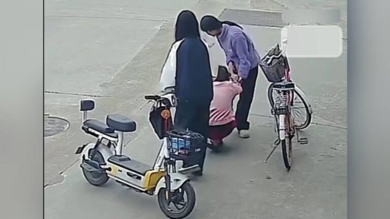 好心扶阿婆反被告？福建兩初中女生助人後竟被索償22萬，網民激辯「扶唔扶」