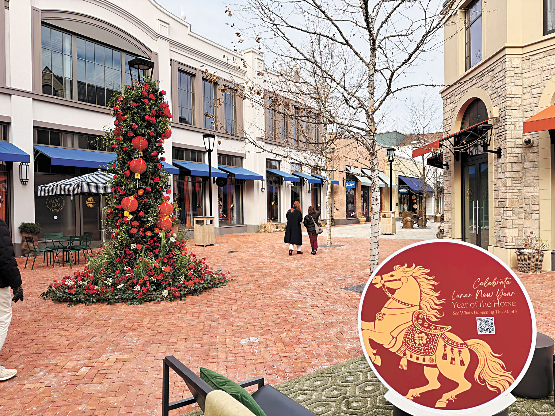 購物村內充滿火馬年佈置，濃濃的中國新年氣氛。