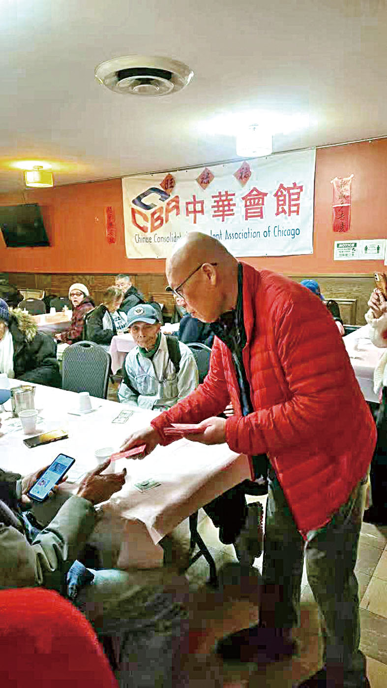 中華會館主席陳偉聖向社區長者送上濃濃關懷與新春吉利紅包。 中華會館提供