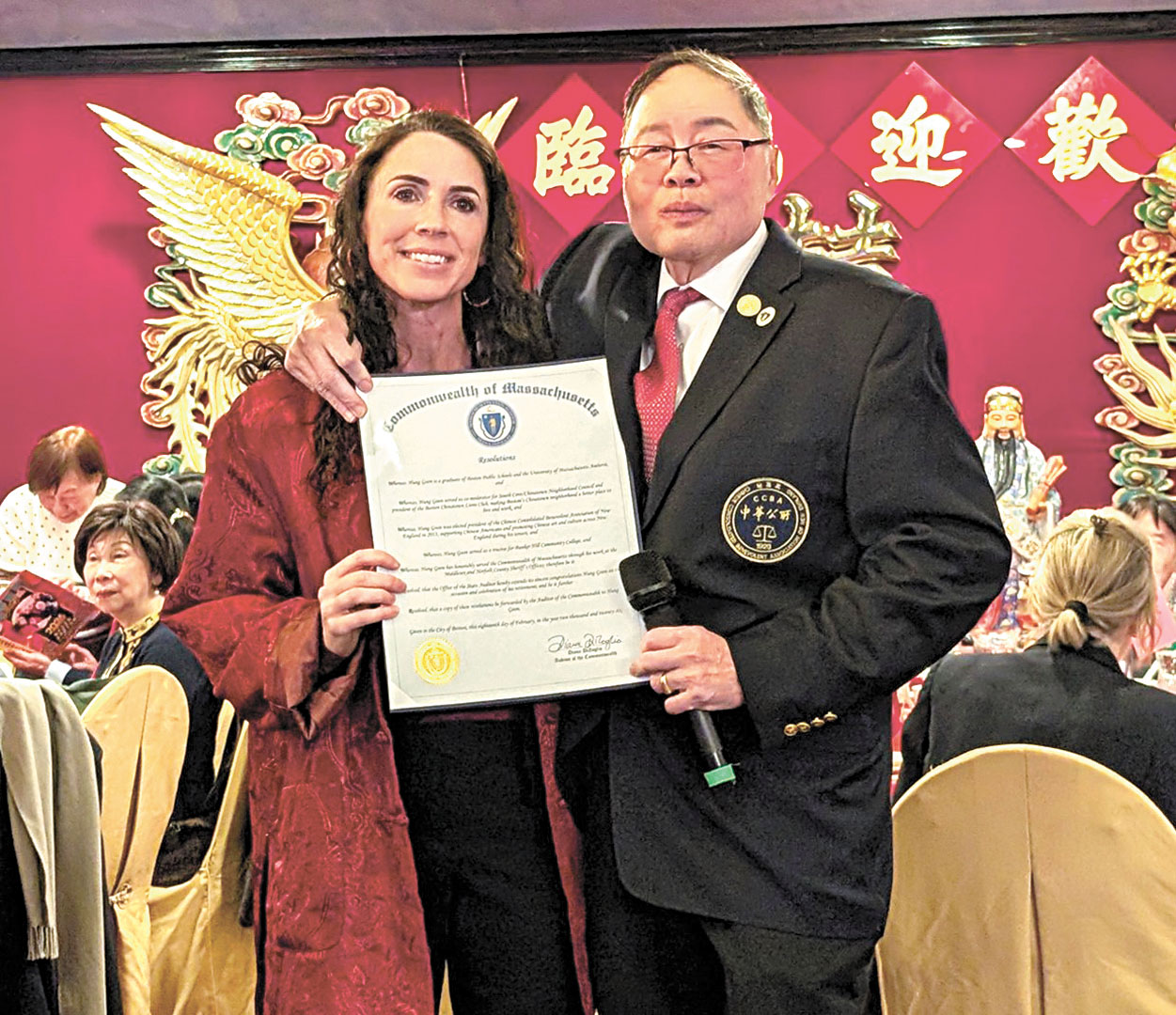 （左起）迪佐格里奧給阮鴻燦頒獎。李強攝