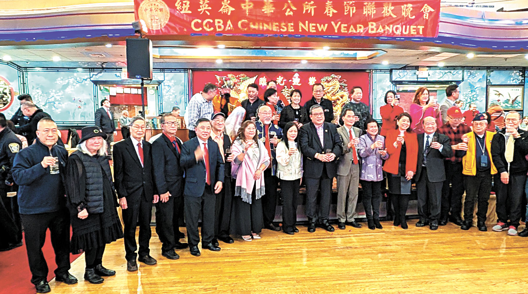中華公所職員和董事們給來賓們敬酒。 李強攝