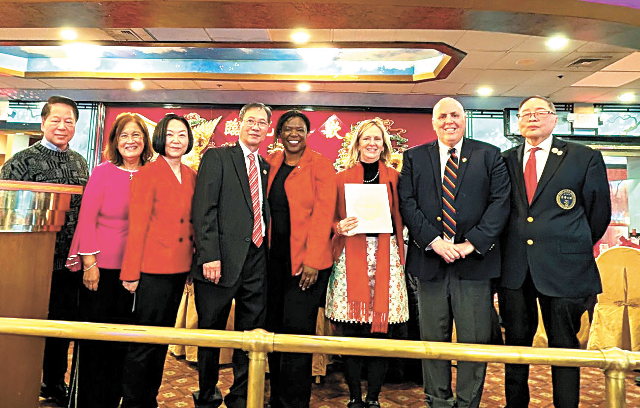 中華公所職員們上臺接受三位市議員頒獎。