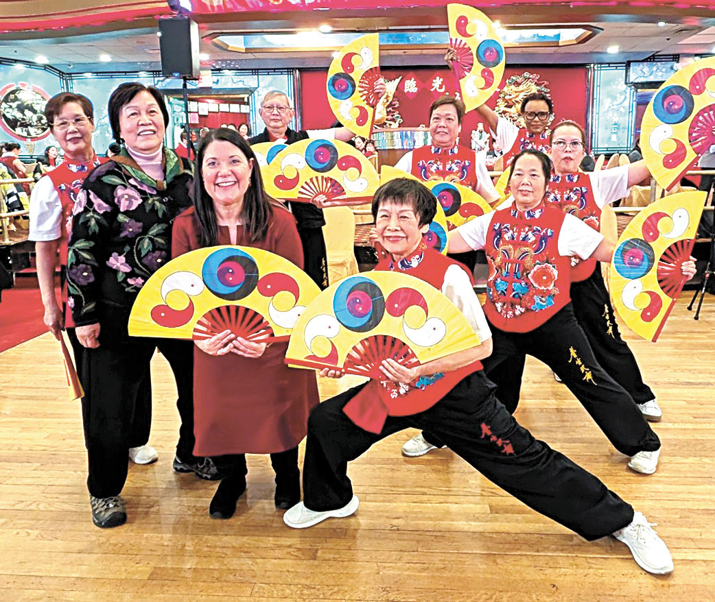 謝伊局長同養生舞協會的會員們合影。