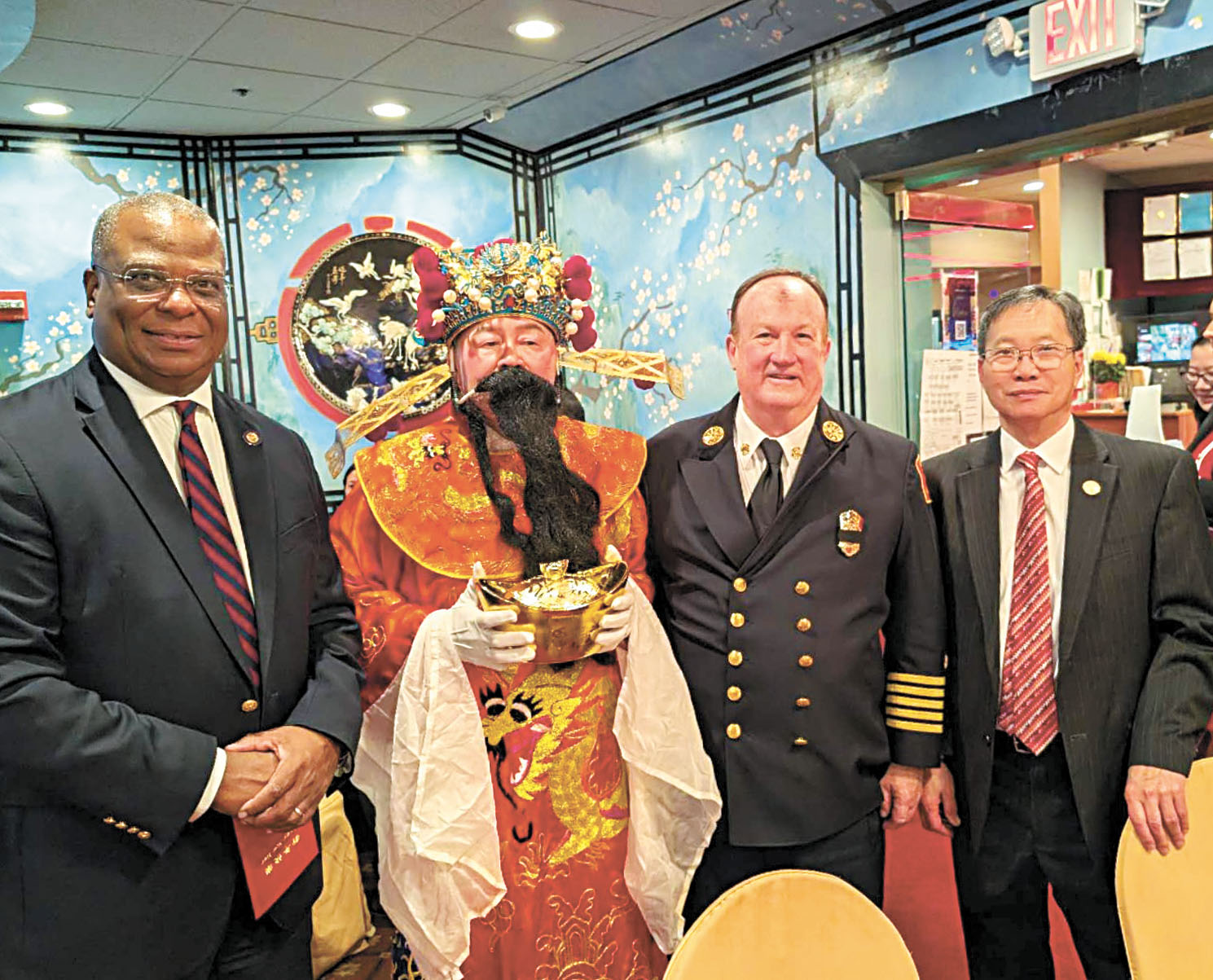 (左起)警察局長考克斯、扮成財神的阮鴻燦、消防局局長伯克、雷國輝合影。