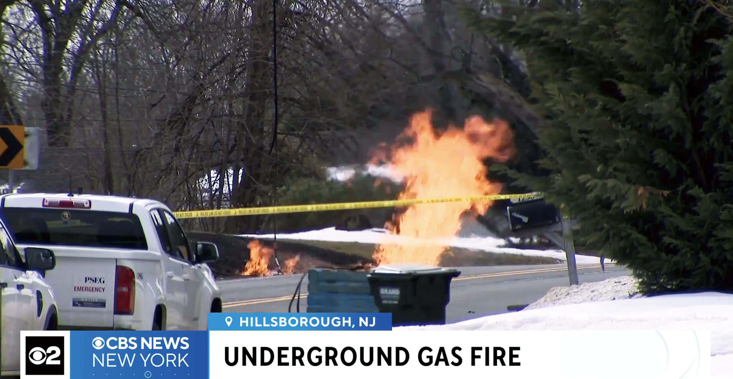 火花引燃地底瓦斯管道的洩漏氣體，熊熊烈火從下水道口噴出。CBS紐約截圖
