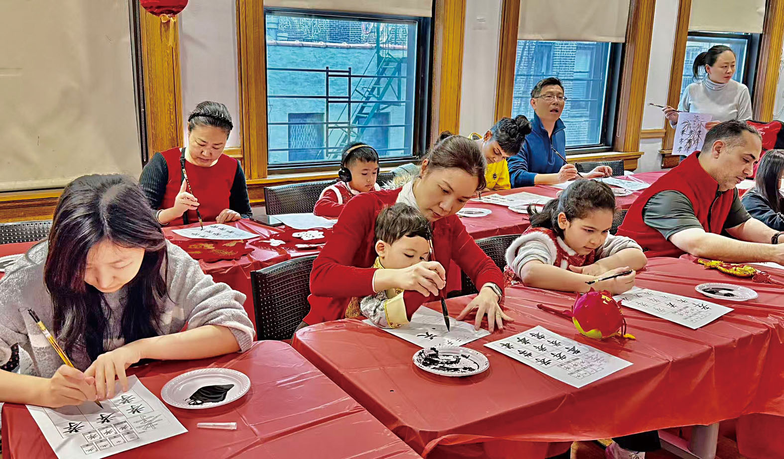 小朋友全神貫注學寫字。