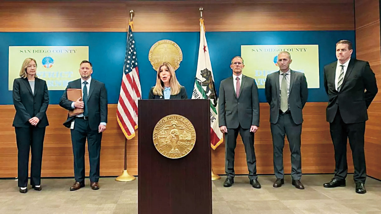 聖地牙哥縣地檢官史蒂芬宣布起訴諾克斯挪用公款,據指諾克斯此前曾因從另一僱主處竊取超過50萬元而被定罪。聖地牙哥縣地檢署