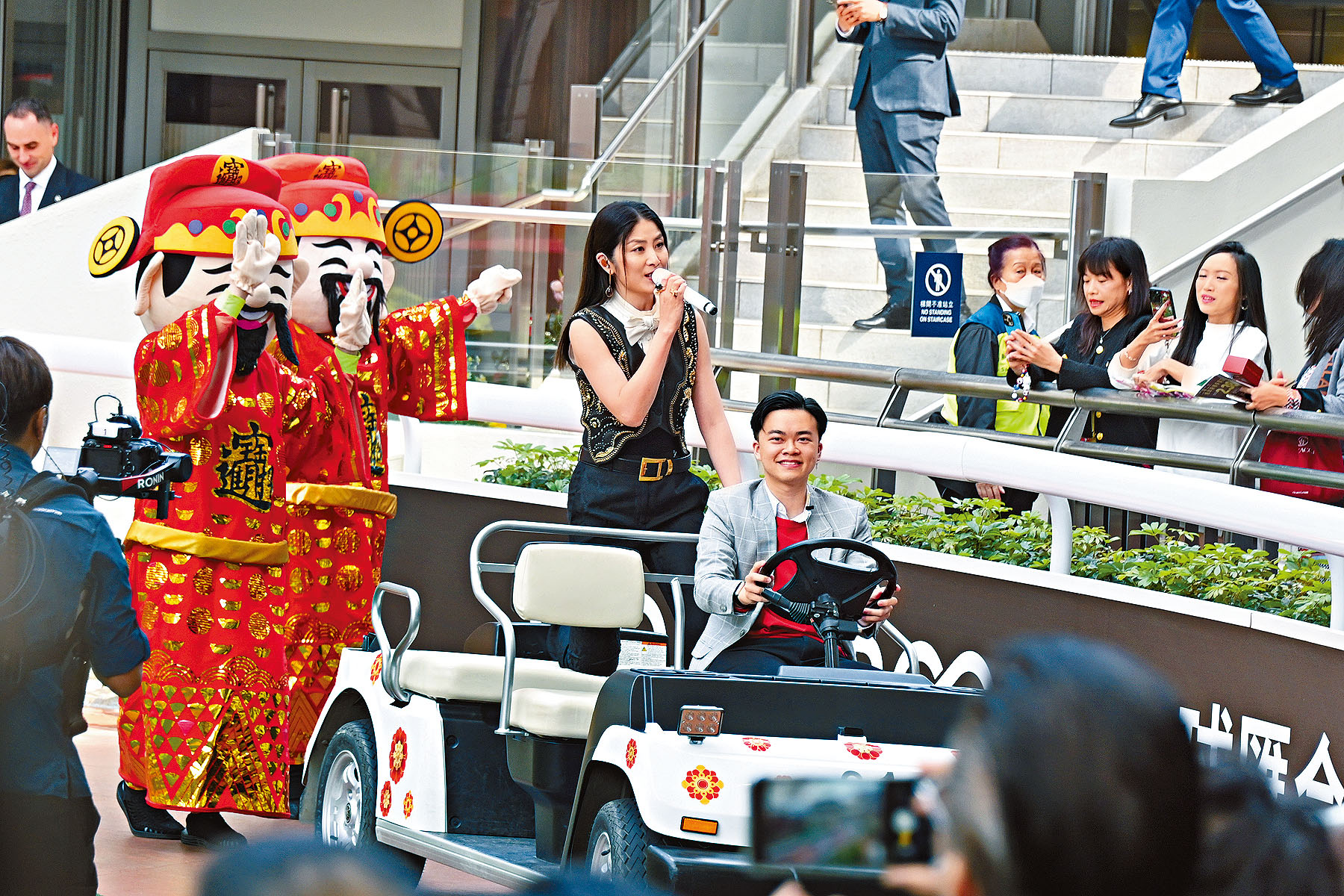 Kelly昨日賽馬日獲邀獻唱。