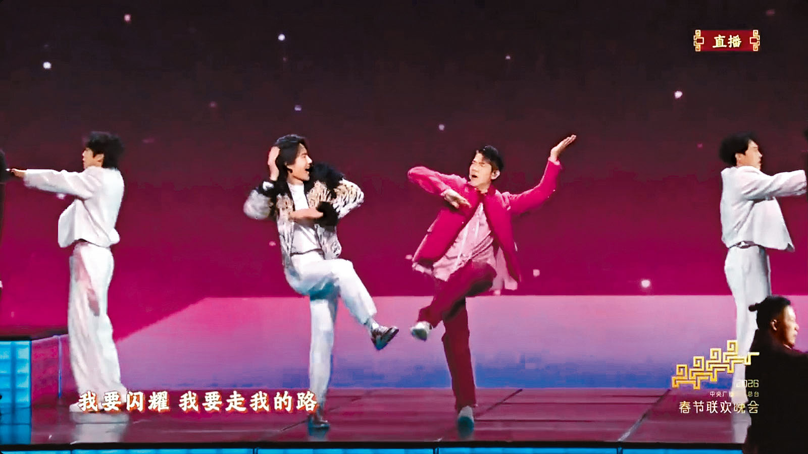 城城日前在央視春晚同內地男星王一博共舞,他透露愛女都有睇演出。