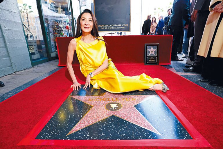 楊紫瓊在荷里活星光大道獲星星，感動落淚（圓圖）。