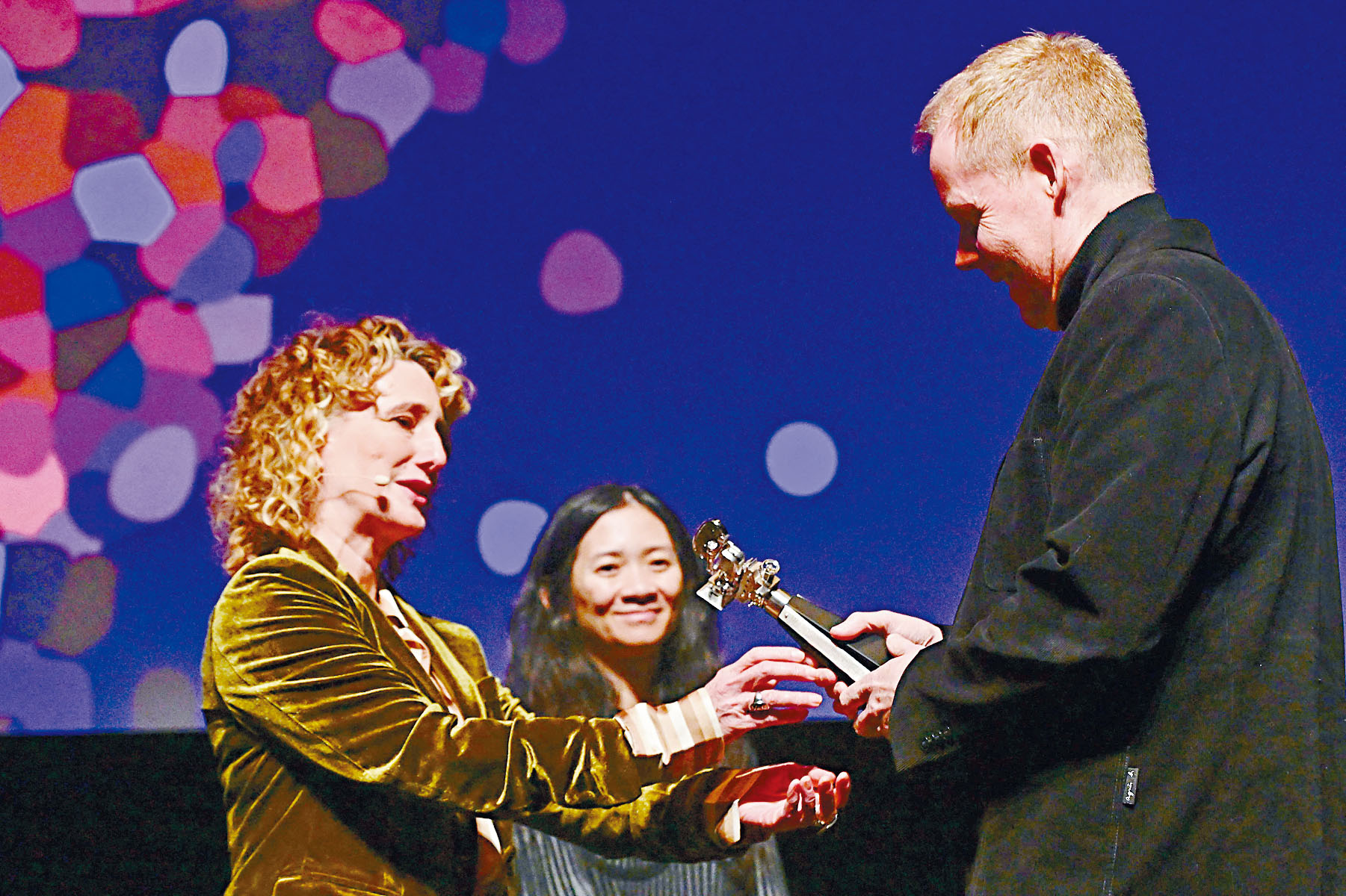 趙婷（中）上台表揚《哈》片配樂作曲家Max，在柏林獲「金攝影機獎」。法新社