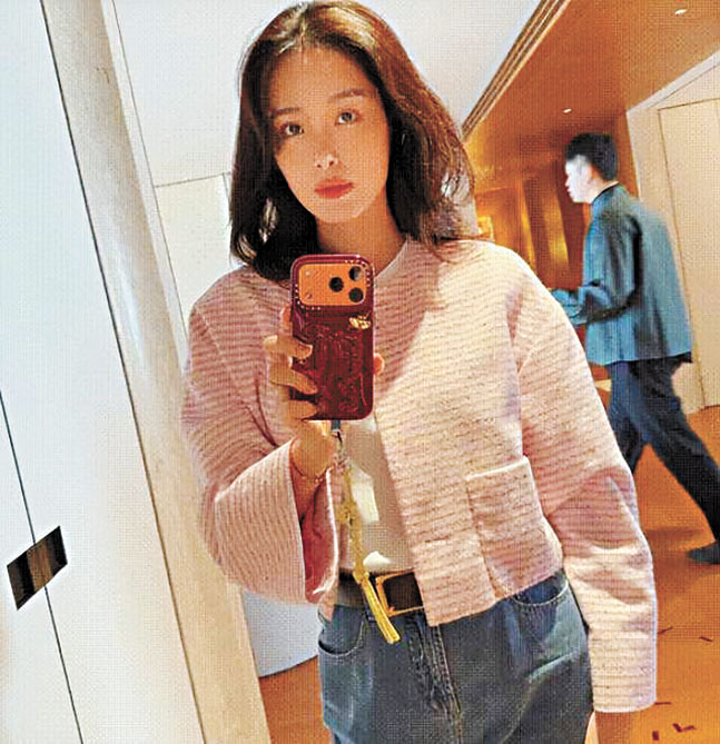 楊彩鈺在丈夫家中拍照。 網上圖片