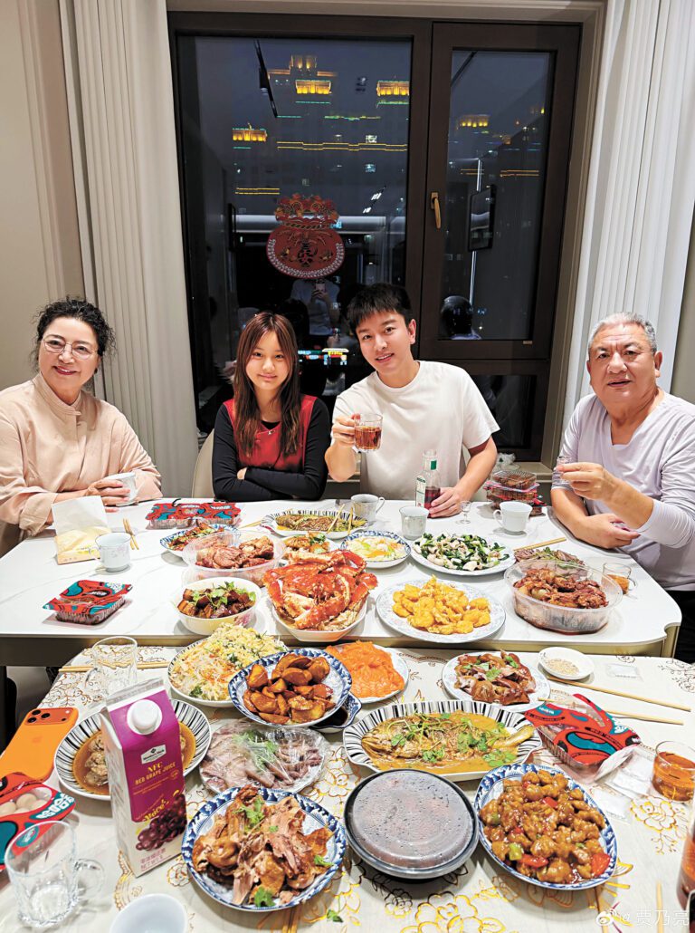 賈乃亮一家四口吃團圓飯。網上圖片