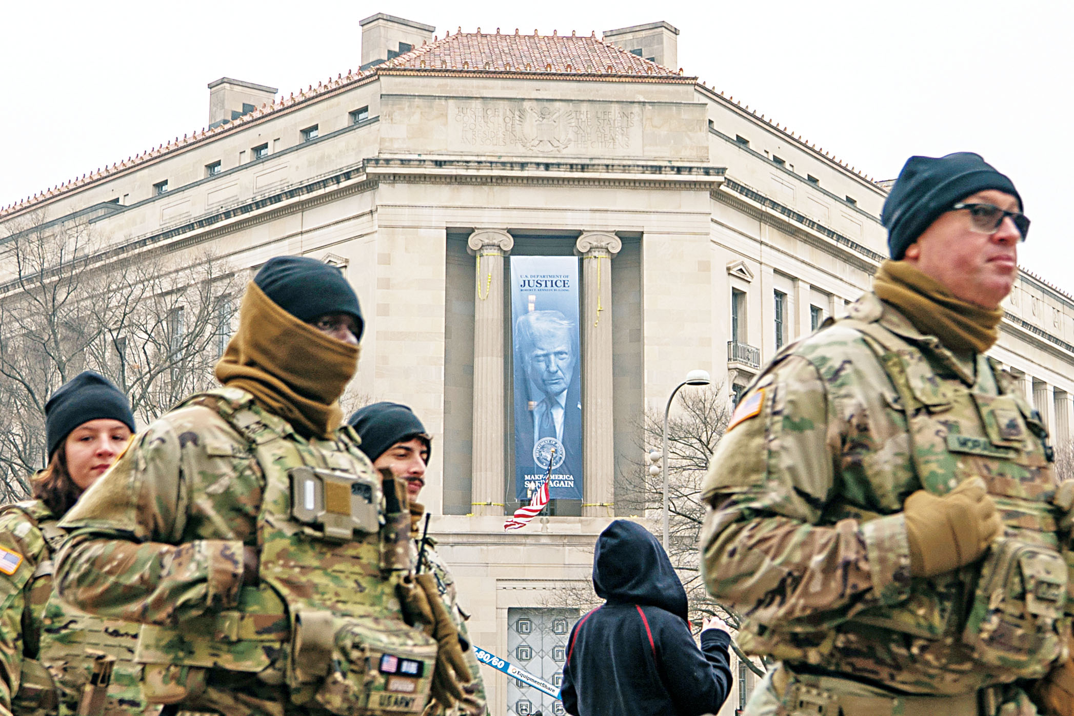 司法部總部外牆掛起巨型特朗普橫幅。美聯社