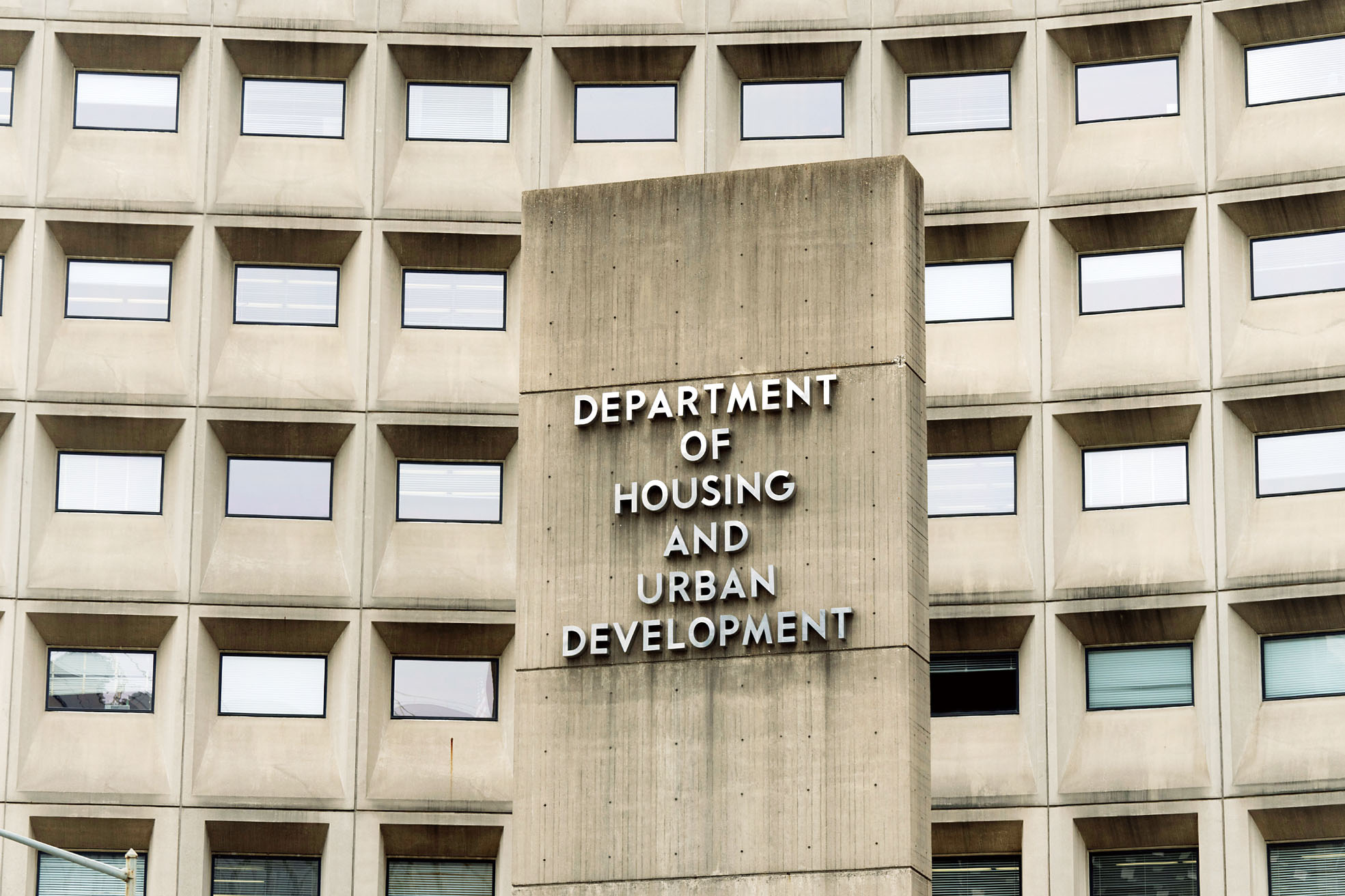 聯邦住房與城市發展部推新規，限制混合身分家庭獲得住房援助。美聯社資料圖片