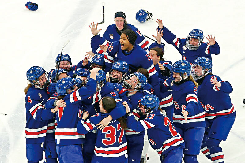 米蘭冬奧女子冰球,美國延長賽逆轉擊敗加拿大奪冠。路透社