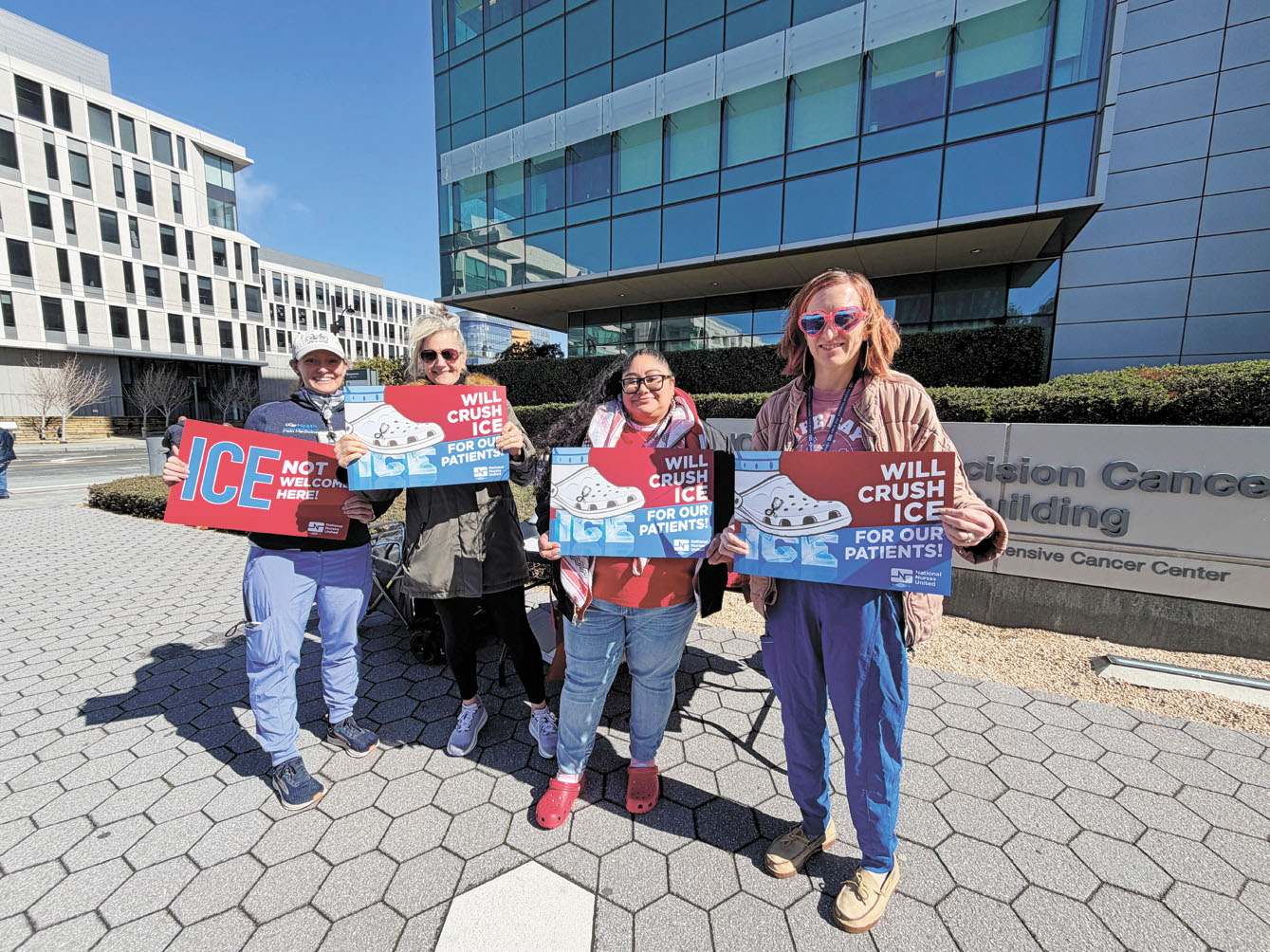 醫護人員於UCSF米慎灣院區外舉牌示威，抗議ICE對公共健康造成影響，呼籲保障移民患者安全。記者蘇婕雅攝