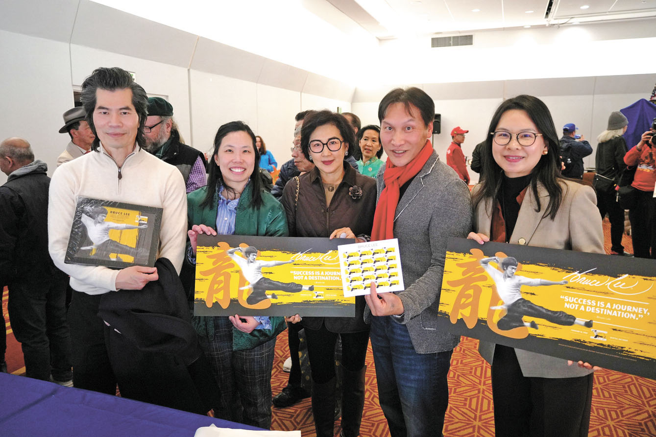 眾人展示李小龍紀念郵票樣版。記者黃偉江攝