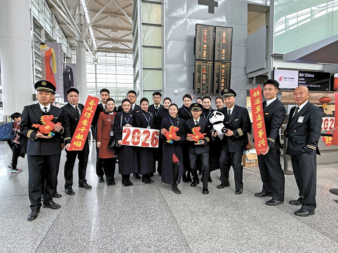 國航機組成員在三藩市國際機場合影，送上新春祝福，現場洋溢濃厚年味。 記者陳程威攝