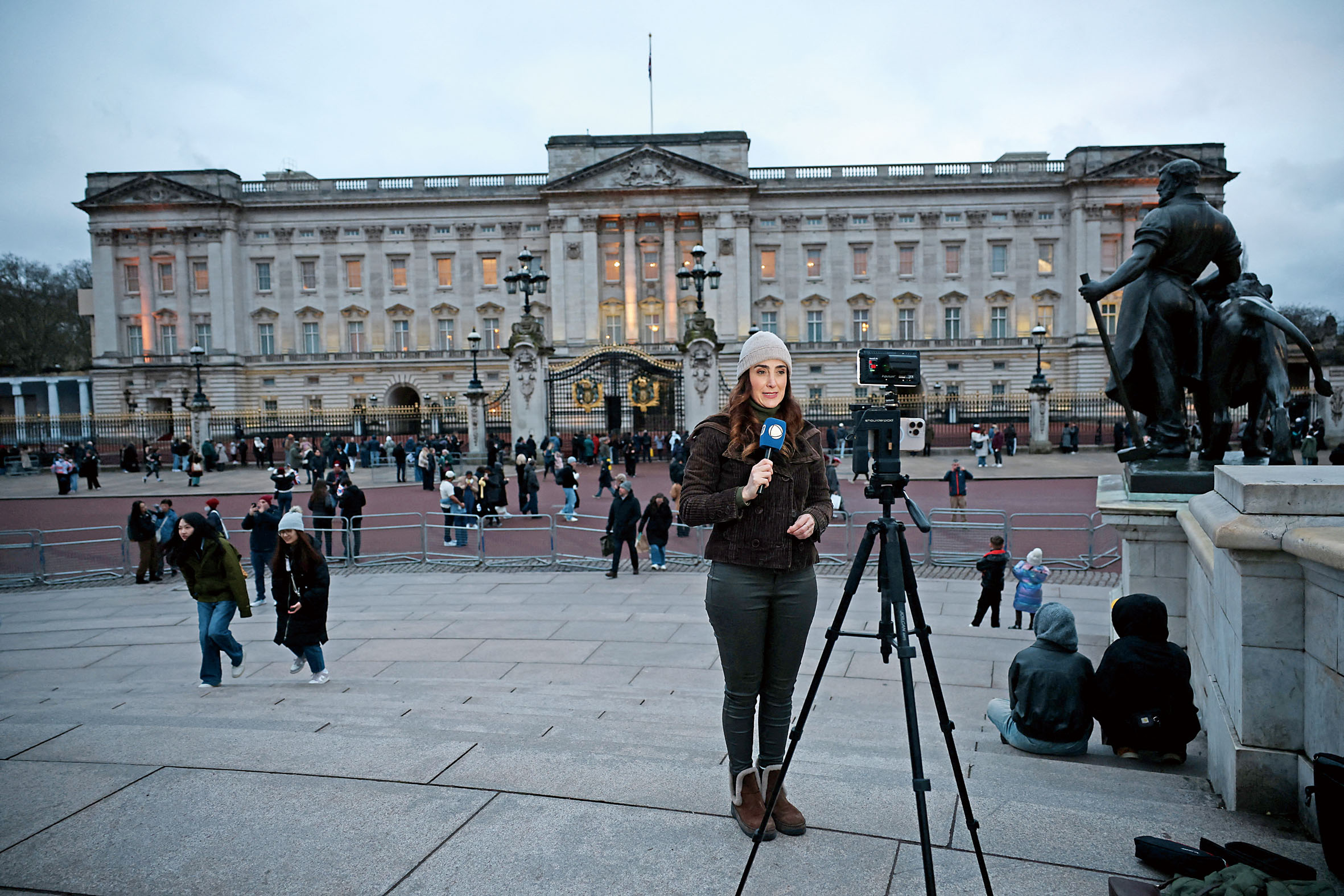 媒體記者在白金漢宮外報道新聞。路透社
