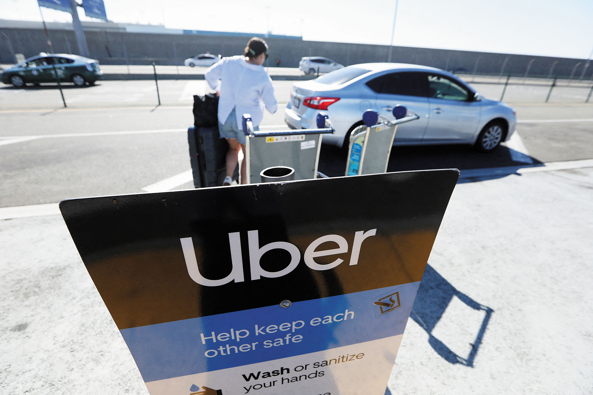 Uber將投入1億美元建設自動駕駛汽車充電樞紐，圖為在機場附近出現的標誌牌。路透社資料圖片